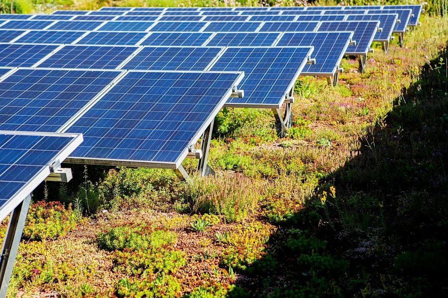 Ako správne ukotviť fotovoltaiku na biosolárne strechy?